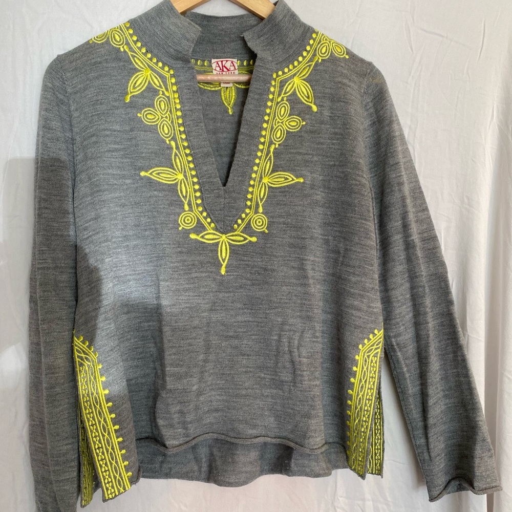 Like NEW - Vintage - AKA New York - light embroidered sweater
